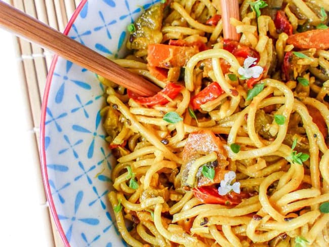 Nouilles chinoises au lait de coco et petits légumes croquants