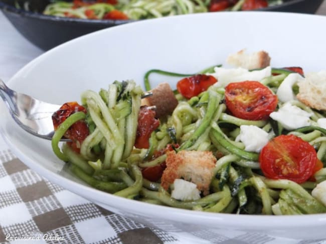 Spaghettis de courgette au pesto et tomates cerises