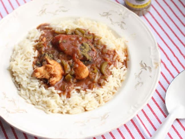 Gumbo filé au poulet et la saucisse fumée