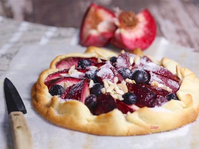 Tarte rustique aux pêches de vigne et aux myrtilles