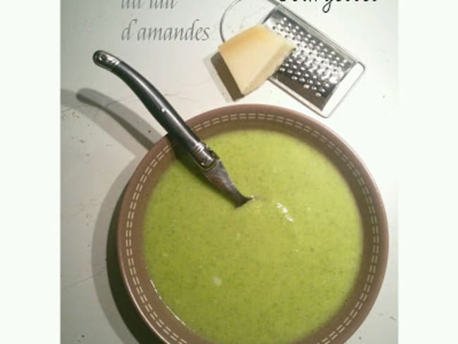 Velouté brocolis courgettes au lait d'amandes