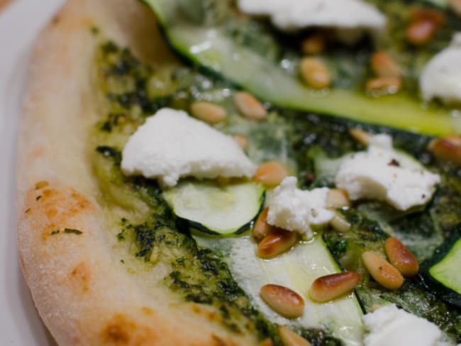 Pizza au pesto, aux courgettes et à la ricotta