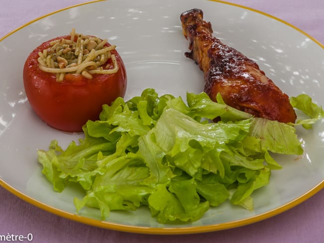 Poulet sauce barbecue avec des tomates farcies aux pâtes