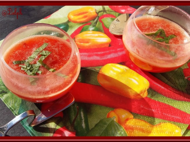 Verrines de soupe de tomates au basilic