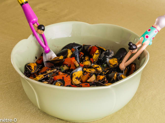 Salade de riz aux moules et aux petits légumes d'été