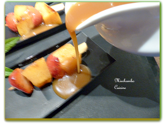 Brochettes de melon et fraises, caramel au beurre salé et verveine