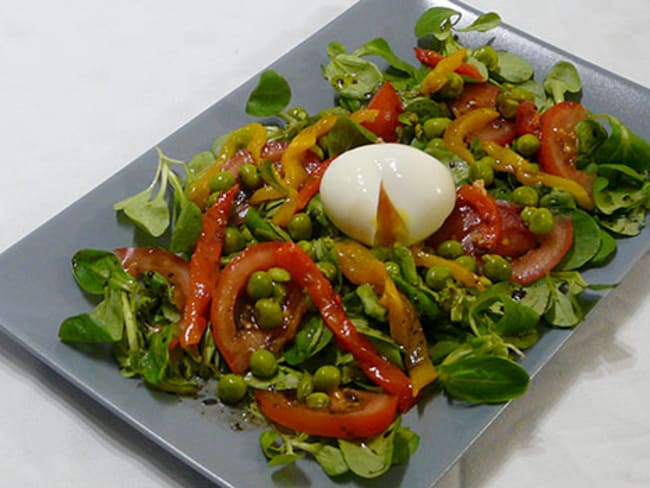Salade petits pois, œuf mollet et poivron confit