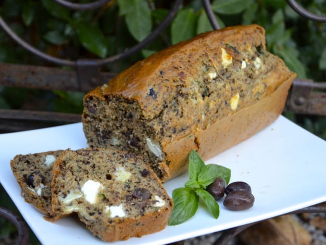 Cake aux olives, basilic et fêta