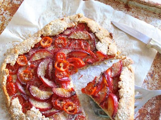 Tarte rustique tomates, prunes et parmesan