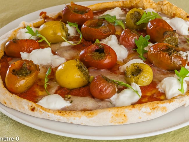 Pizza tomates cerises, pesto, pécorino et mozzarella