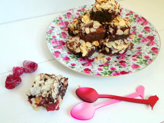 Brownie chocolat au lait, framboises et fèves de cacao