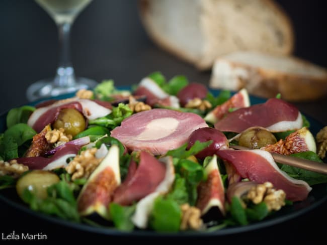 Salade automnale gourmande au magret fumé, figues, raisins poêlés et noix