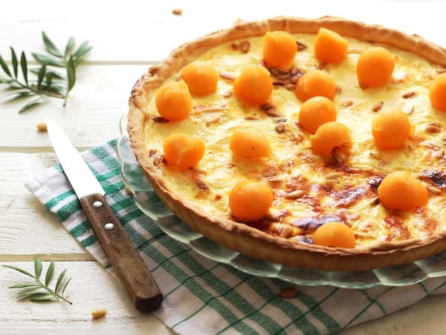 Quiche au saumon, chèvre, melon et pignon de pin