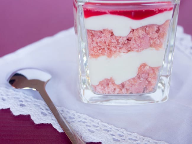 Trifle rose aux framboises et aux biscuits roses de Reims