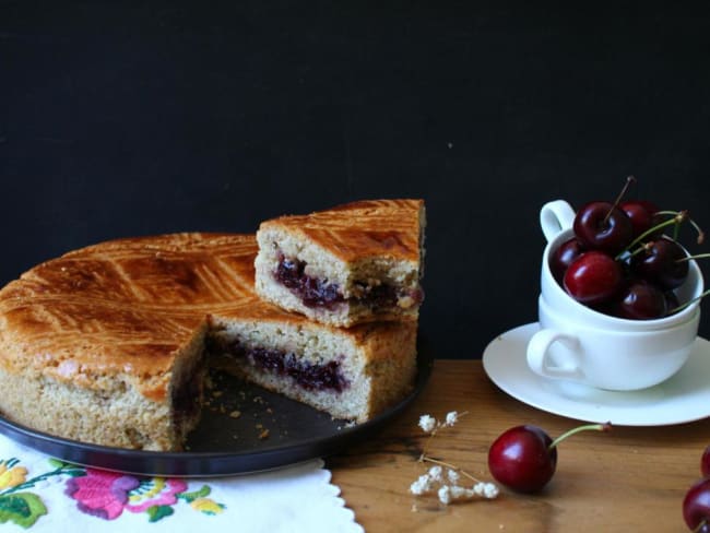 Gâteau basque à la confiture de cerises noires