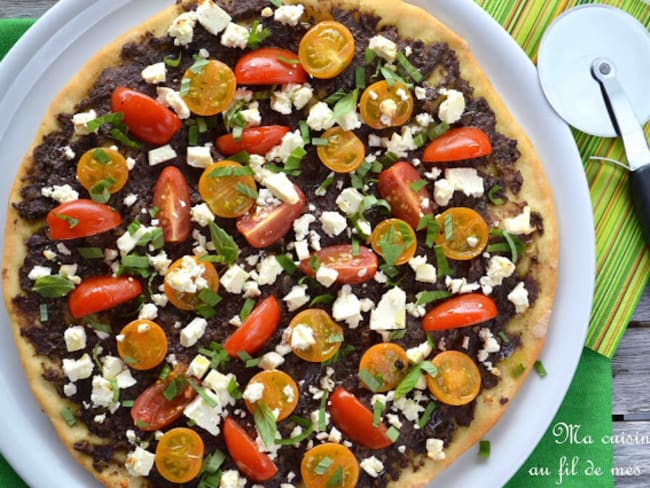 Pizza à la tapenade d'olives noires, tomates cerise et feta