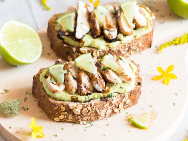 Tartine à la crème d'avocat, poulet rôti et vinaigre balsamique