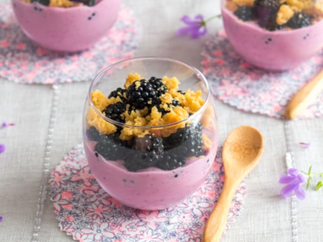 Verrine de fromage blanc à la mûre et crumble