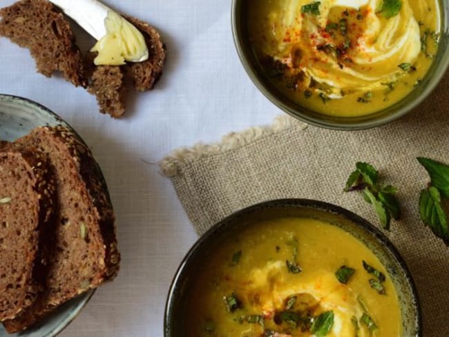 Soupe de lentilles corail, menthe fraîche et yaourt de brebis