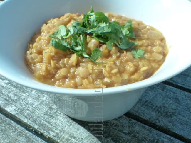 Dahl de lentilles corail aux tomates et aux épices indiennes