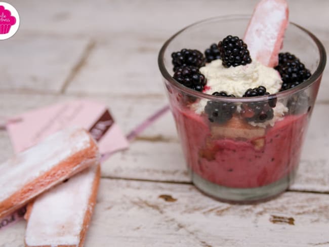 Verrines de mousse de mûres, chantilly et biscuits roses de Reims