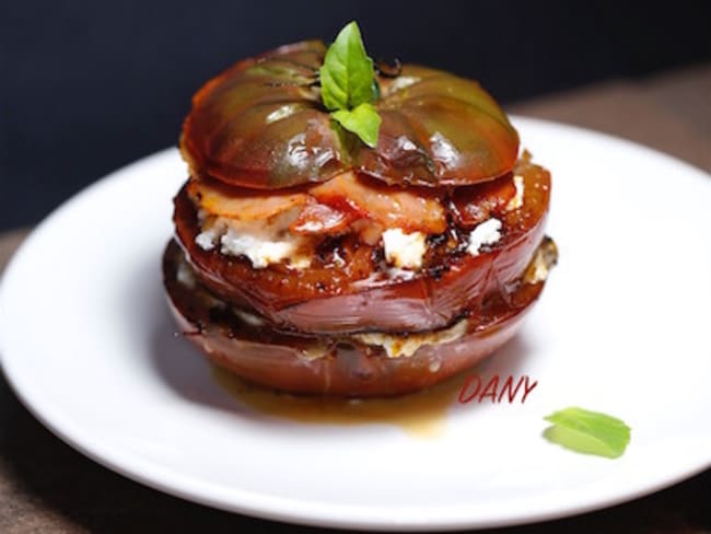 Mille feuilles de tomates rôties à la feta et au lomo