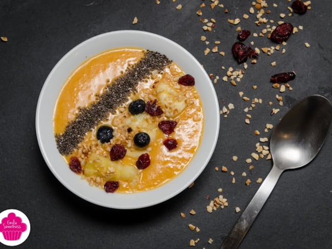 Smoothie bowl à la mangue, banane,ananas, graines de chia, noisettes, myrtilles et cranberries