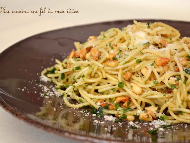 Spaghetti au beurre et pignons de pin