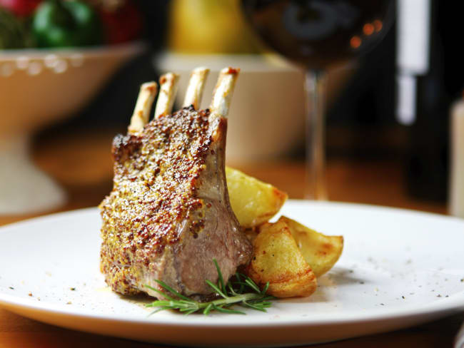 Carré d'agneau grillé et pommes de terre sur assiette blanche