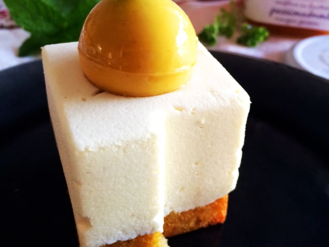 Entremets tonka ivoire, sphère de crémeux vanille mangue passion