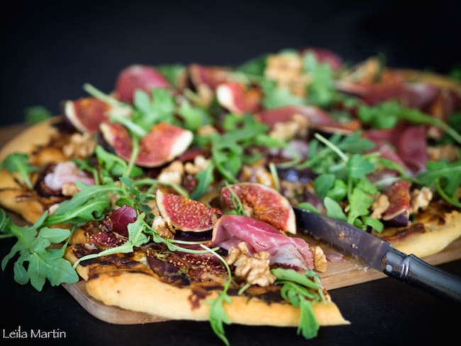 Pizza blanche au munster blanc, figues, roquette et jambon fumé