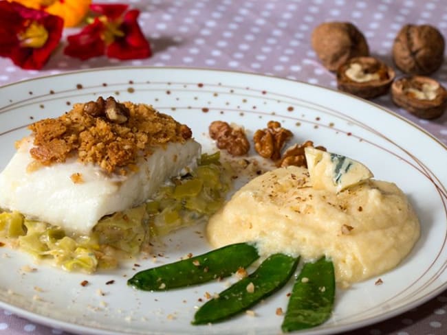 Dos de cabillaud en crumble de noix, fondue de poireaux au bleu de Vercors-Sassenage, polenta crémeuse