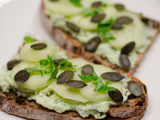 Tartine à la ricotta, au pesto et aux graines de courge