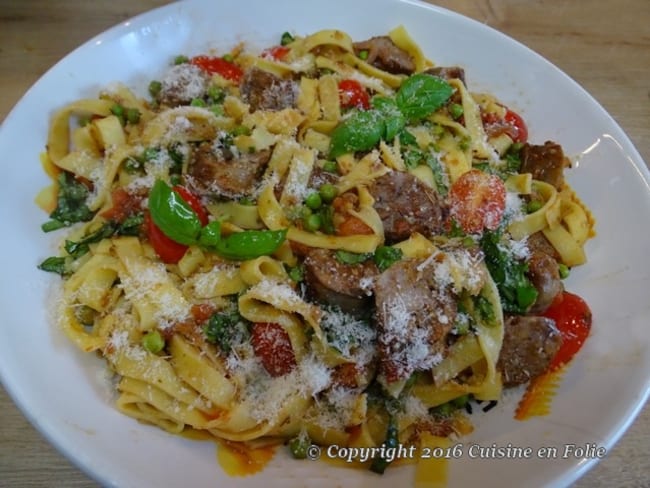 Tagliatelles et saucisses de Toulouse en sauce tomate, petits pois et pistou niçois