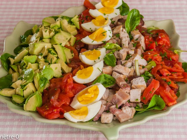 Salade complète dinde, poitrine, oeufs, avocats, tomates et Cie