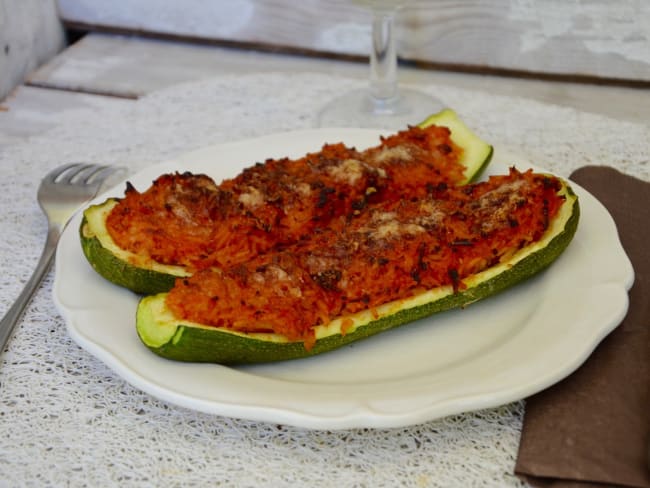 Courgettes farcies au riz, coulis de poivrons et pecorino