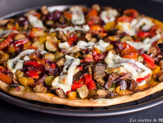 Pizza aux légumes et au fromage de brebis