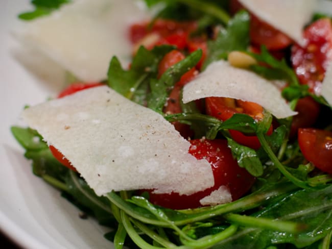 Salade de roquette aux pignons de pin et au parmesan