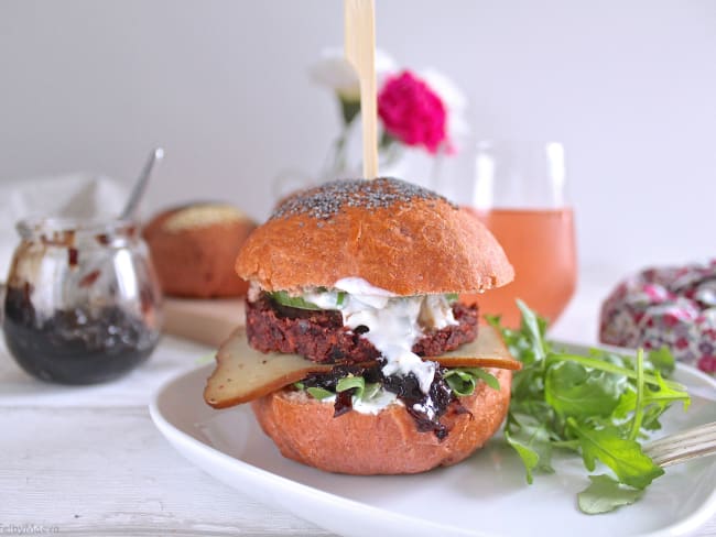 Burger végétarien rose betterave, haricots rouges et chutney d'oignons rouges