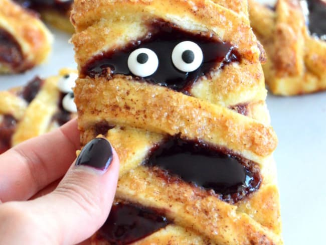 Momies "Hand Pies" au beurre de cacahuète et à la confiture de fruits rouges