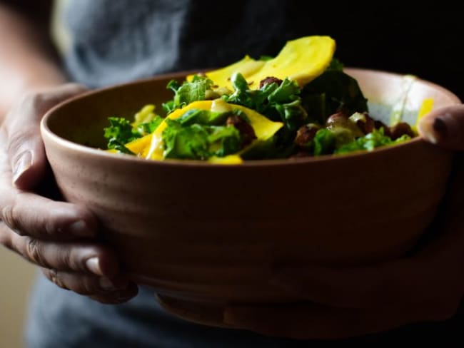 Salade de chou kale avec pois chiches rôtis et betterave crue