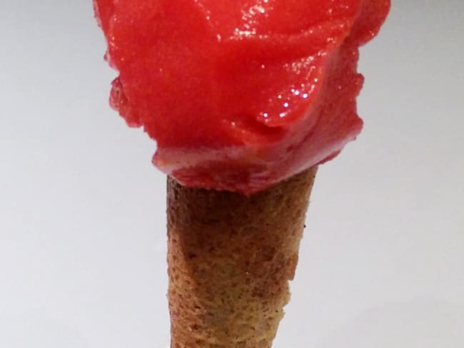 Sorbet à la fraise, cornets maison