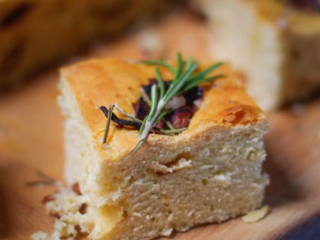 Focaccia maison aux tomates séchées et romarin