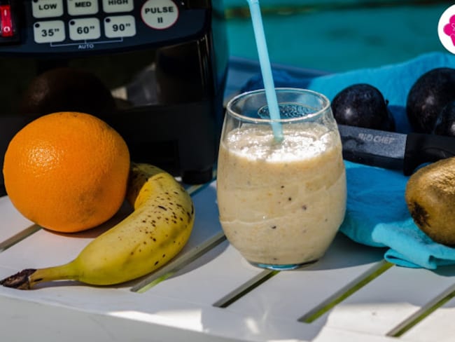 Smoothie à la banane, orange, kiwi et prunes