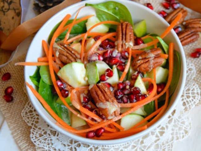 Salade crue d'épinards, patate douce, pomme verte, grenade et noix de pécan