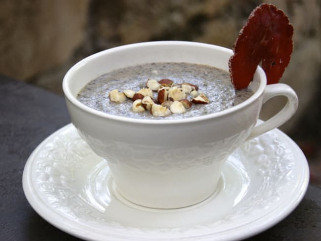 Velouté de cèpes aux noisettes, chips de viande séchée