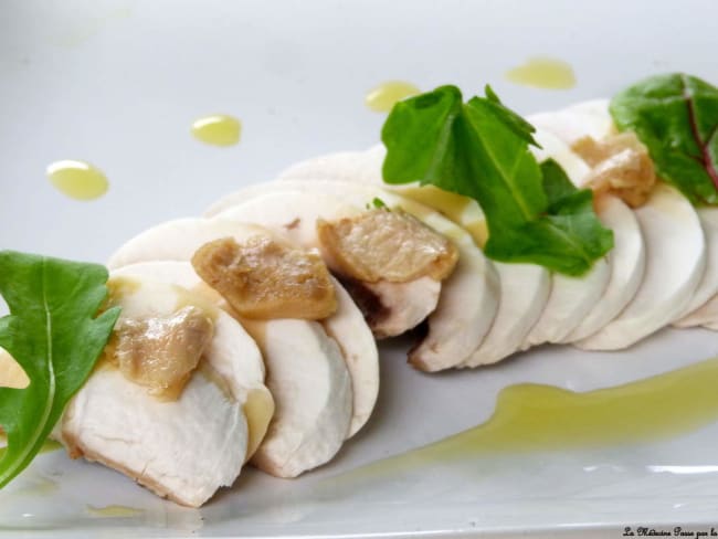 Carpaccio de champignons frais, copeaux de foie gras, noisettes et huile de truffe