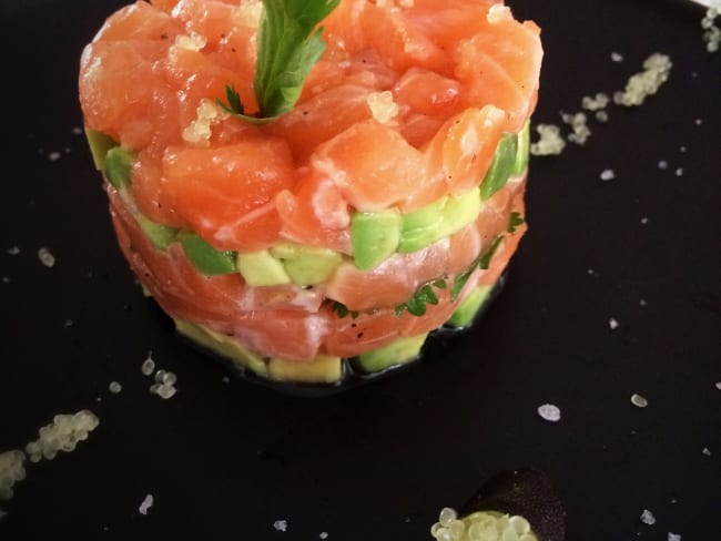 Tartare de saumon-avocat au citron caviar et saveurs noisettes