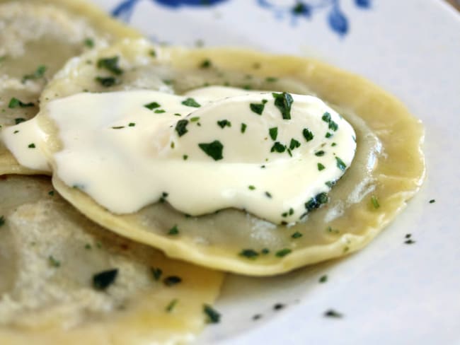 Raviolis au chèvre et oignon rouge confit