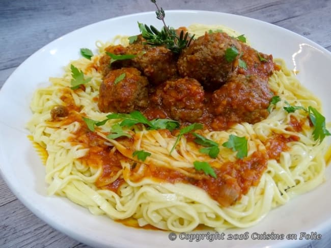 Tagliatelles aux boulettes et à la sauce tomate